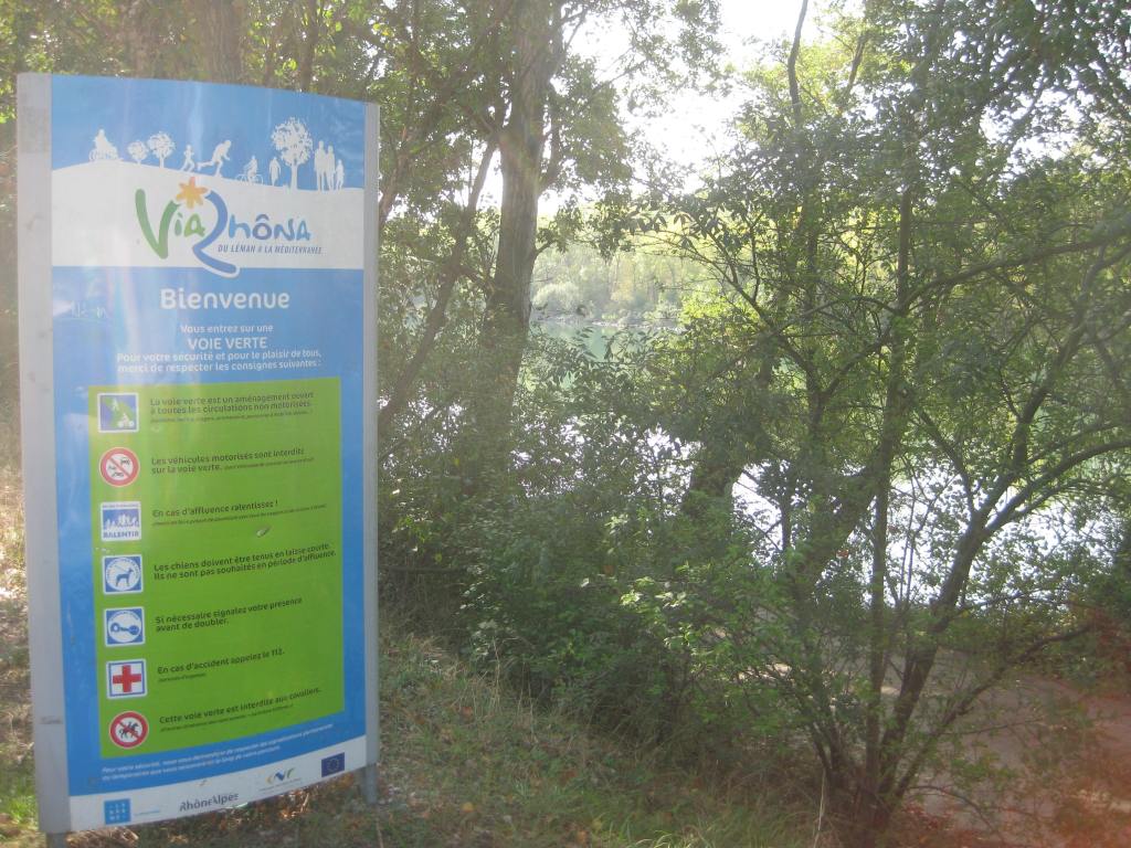 Découvrez l'histoire et le patrimoine de Saint-Rambert-d'Albon à travers ses cours d'eau : le Rhône, le Port de Champagne, l'Oron, les Collières et Les Claires. Plongez dans l'identité rhodanienne de la commune, son passé gallo-romain, son rôle de plus grand marché aux pêches de France et les enjeux de la gestion de l'eau dans la Valloire.