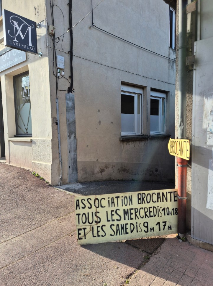Installée dans un hangar d'environ 1 000 m², la boutique de L'Espoir en Marche est un espace lumineux et organisé où il fait bon chiner.