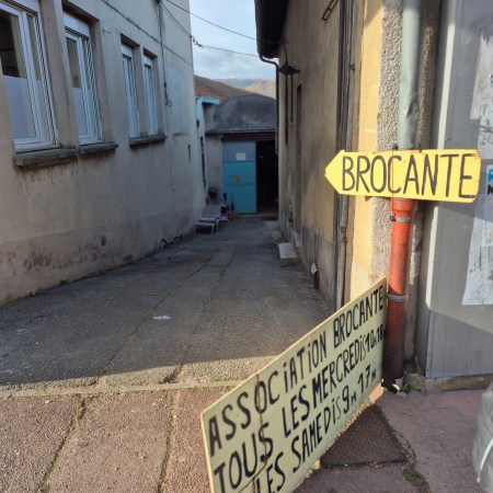 Installée dans un hangar d'environ 1 000 m², la boutique de L'Espoir en Marche est un espace lumineux et organisé où il fait bon chiner.