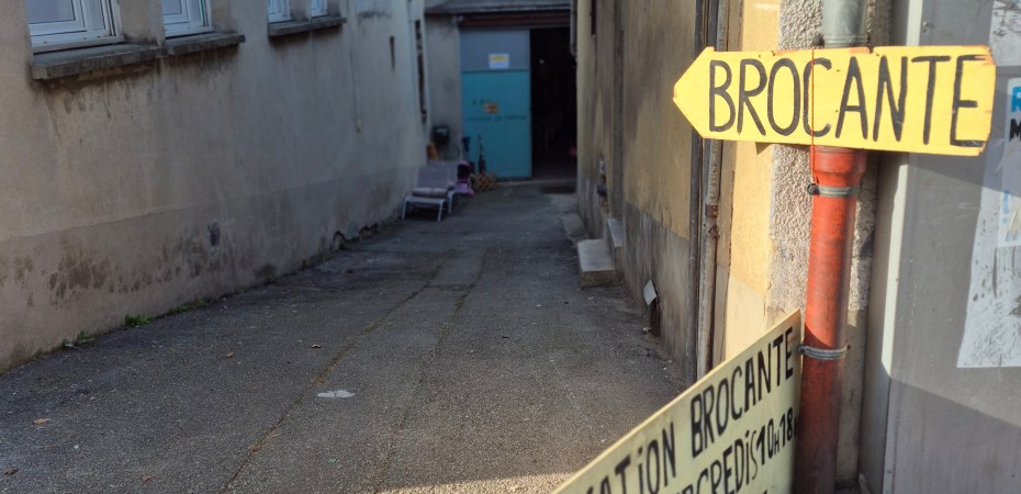 Installée dans un hangar d'environ 1 000 m², la boutique de L'Espoir en Marche est un espace lumineux et organisé où il fait bon chiner.