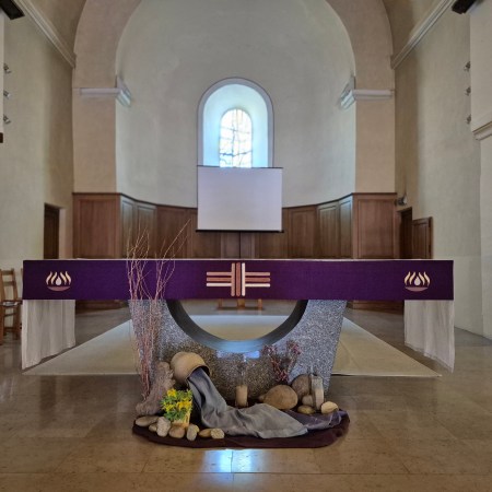 Le week-end des 28 et 29 mars 2026 marque l'entrée de la Paroisse Notre-Dame de la Valloire dans la Semaine Sainte — temps le plus intense du calendrier chrétien. Au programme : les messes des Rameaux et de la Passion dans trois communes du nord Drôme, avec la bénédiction des rameaux d'olivier, de buis et de laurier. Et ce dimanche, à la sortie des messes, une initiative aussi savoureuse que solidaire : une vente de bugnes et gâteaux faits maison au profit du projet APIZS. Une invitation à vivre ensemble le début de la Semaine Sainte, dans la prière, le partage et — pourquoi pas — la gourmandise.