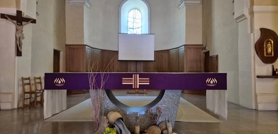 Le week-end des 28 et 29 mars 2026 marque l'entrée de la Paroisse Notre-Dame de la Valloire dans la Semaine Sainte — temps le plus intense du calendrier chrétien. Au programme : les messes des Rameaux et de la Passion dans trois communes du nord Drôme, avec la bénédiction des rameaux d'olivier, de buis et de laurier. Et ce dimanche, à la sortie des messes, une initiative aussi savoureuse que solidaire : une vente de bugnes et gâteaux faits maison au profit du projet APIZS. Une invitation à vivre ensemble le début de la Semaine Sainte, dans la prière, le partage et — pourquoi pas — la gourmandise.