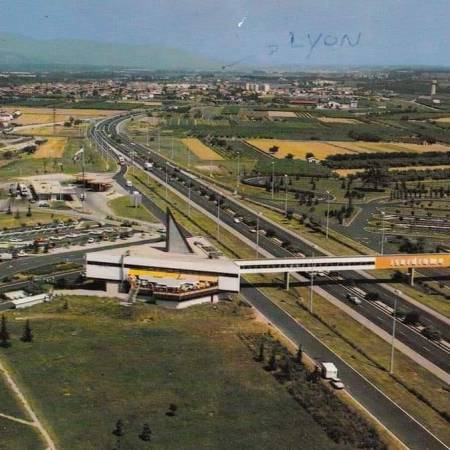 Histoire, emplois, gastronomie et services de l'Aire d'Isardrôme — ouverte 24h/24 sur la Route du Soleil depuis 1967, à Saint-Rambert-d'Albon (26140), au carrefour de l'Isère, l'Ardèche et la Drôme.