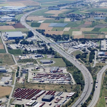 AXE 7, le grand parc d'activités de la vallée du Rhône (Albon, Saint-Rambert-d'Albon, Anneyron, 26) : multimodalité A7-TGV-fleuve, 113 ha en ZAC, 1 000 emplois, parc agro-naturel. Tout ce qu'il faut savoir pour s'implanter en 2026.